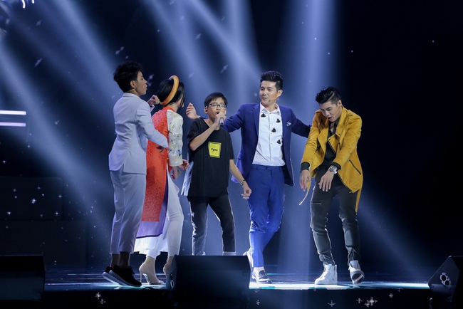 The Voice Kids: Noo Phước Thịnh hờn dỗi vì Đông Nhi giành được cậu bé vắt hai chân lên đầu - Ảnh 3.