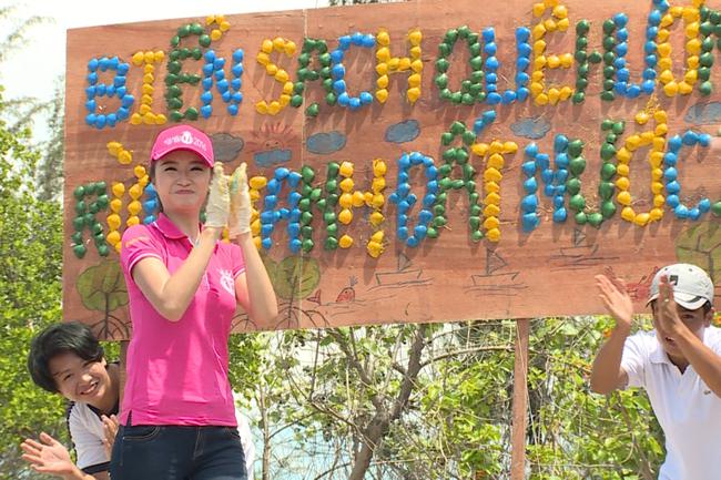 HHVN 2016: HĂng Ni&ecirc; bật kh&oacute;c kể về tuổi thơ, Trấn Th&agrave;nh &ocirc;m chầm lấy người đẹp Đ&agrave; Nẵng - Ảnh 10.