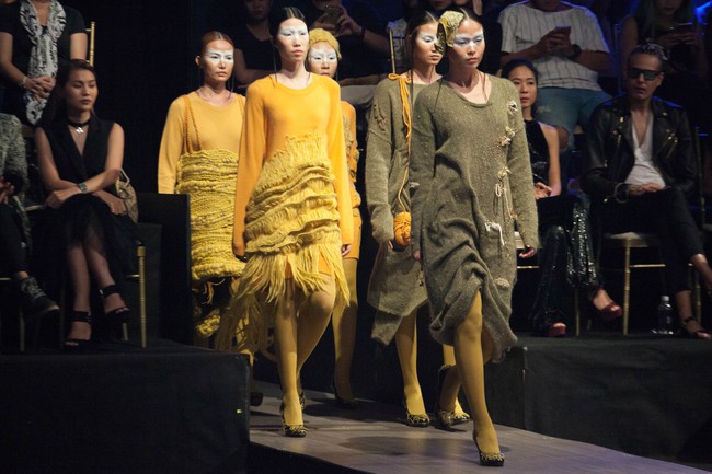 Kỳ Duyên trình diễn không thể gắt hơn, em gái Trang Khiếu lần đầu biết thế nào là catwalk - Ảnh 46.