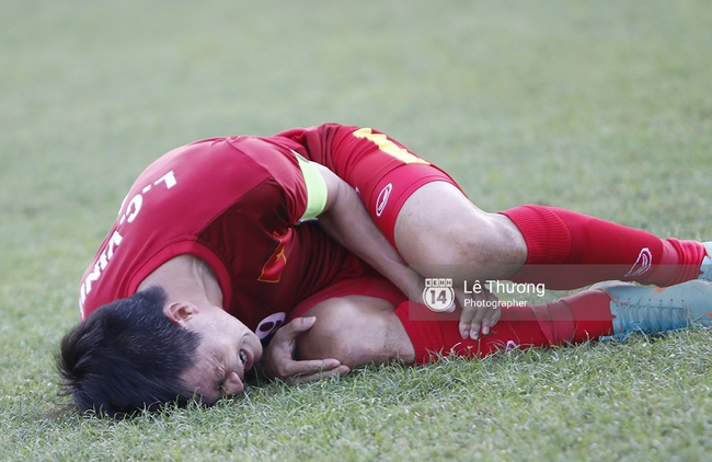 Cầu thủ Việt Nam gục ngã đau đớn sau chiến thắng bầm dập trước Malaysia - Ảnh 8.