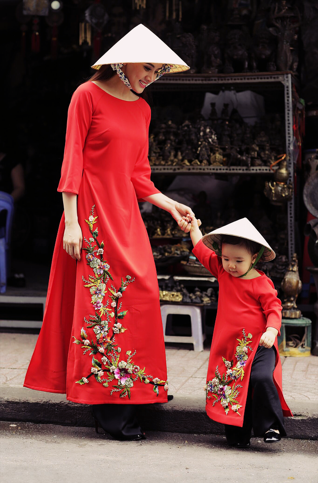 Còn 1 tháng nữa mới đến Tết nhưng Trang Nhung và con gái đã xúng xính áo dài rực rỡ! - Ảnh 4.