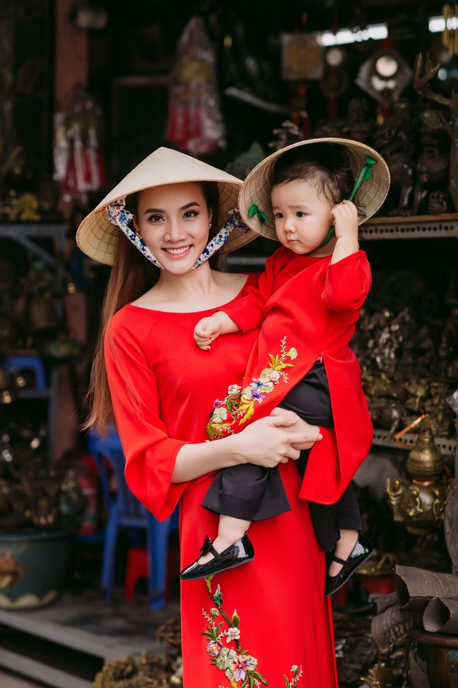 Còn 1 tháng nữa mới đến Tết nhưng Trang Nhung và con gái đã xúng xính áo dài rực rỡ! - Ảnh 3.