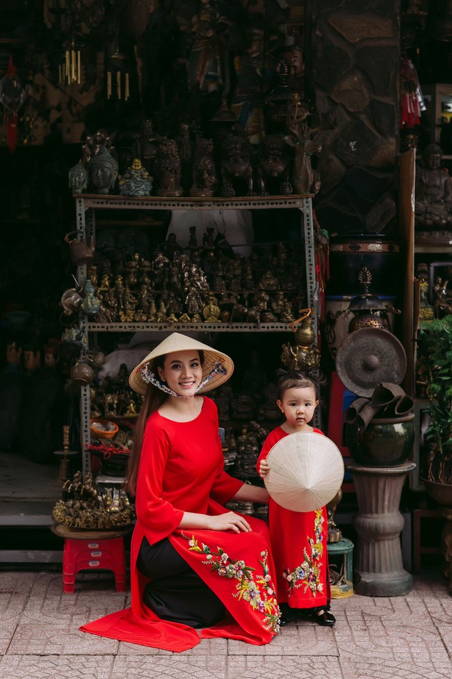 Còn 1 tháng nữa mới đến Tết nhưng Trang Nhung và con gái đã xúng xính áo dài rực rỡ! - Ảnh 2.