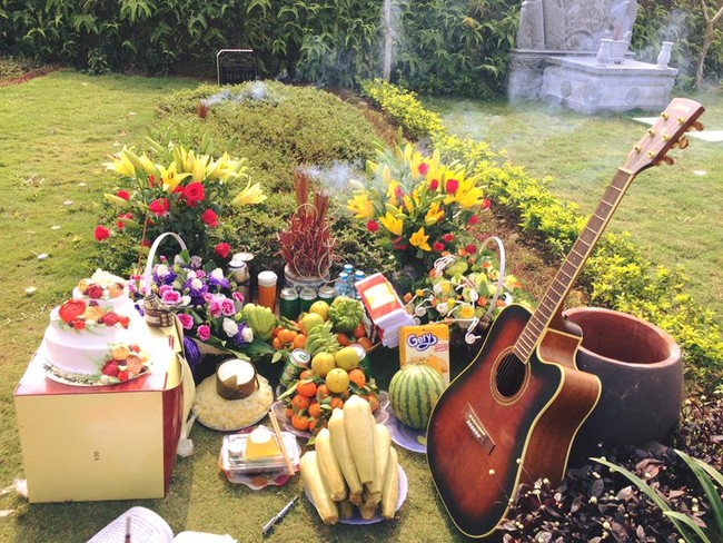Vợ con bạn bè tổ chức sinh nhật cho Trần Lập bên phần mộ  Báo Dân trí
