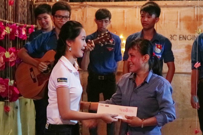 HHVN 2016: HĂng Ni&ecirc; bật kh&oacute;c kể về tuổi thơ, Trấn Th&agrave;nh &ocirc;m chầm lấy người đẹp Đ&agrave; Nẵng - Ảnh 16.