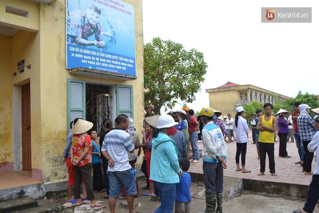 Hàng chục người dân vây đòi đánh nữ cẩu tặc, bắt đeo con chó bắt trộm vào cổ - Ảnh 3.