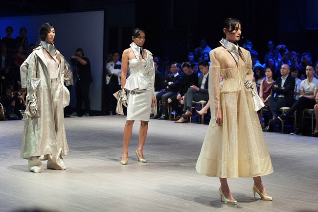 Kỳ Duyên trình diễn không thể gắt hơn, em gái Trang Khiếu lần đầu biết thế nào là catwalk - Ảnh 31.