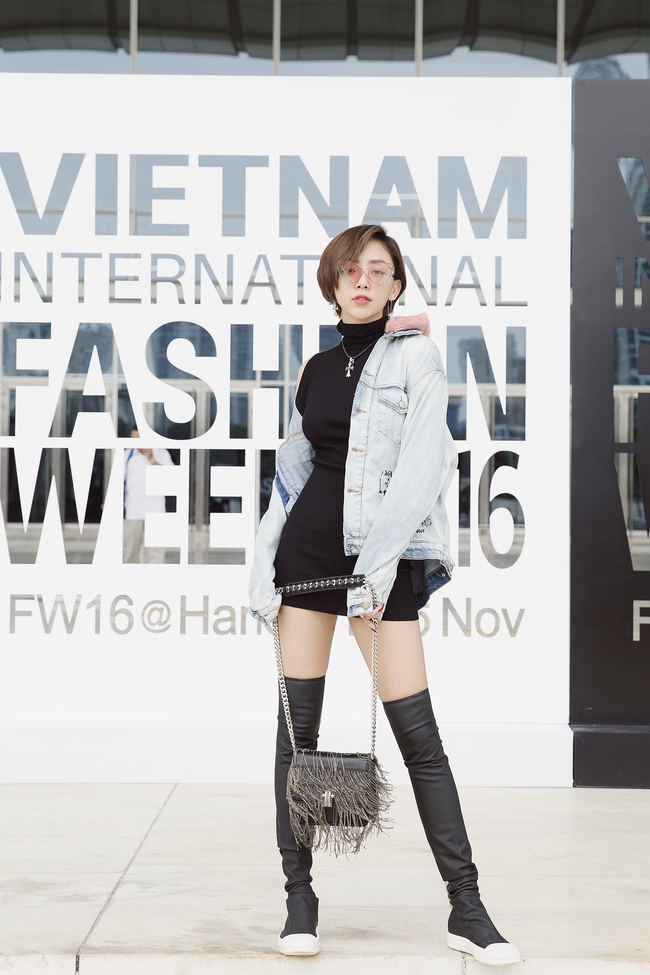 Chẳng cần lồng lộn, Tóc Tiên vẫn sexy cực kì ở khu vực street style của Vietnam International Fashion Week - Ảnh 1.