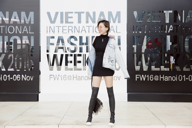 Chẳng cần lồng lộn, Tóc Tiên vẫn sexy cực kì ở khu vực street style của Vietnam International Fashion Week - Ảnh 4.