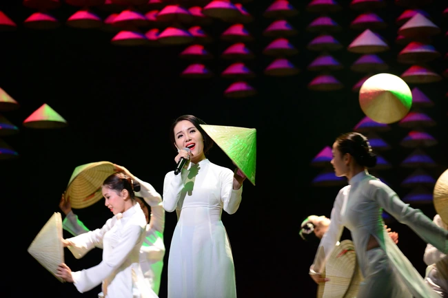 Hồng Nhung hát hai thứ tiếng Việt - Nhật trên sân khấu Nhật Bản - Ảnh 3.