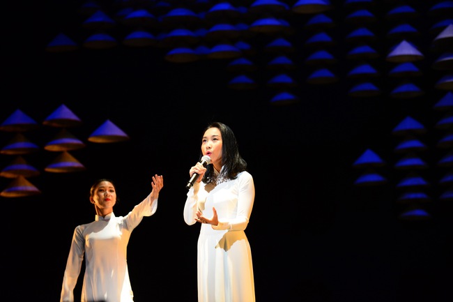Hồng Nhung hát hai thứ tiếng Việt - Nhật trên sân khấu Nhật Bản - Ảnh 8.