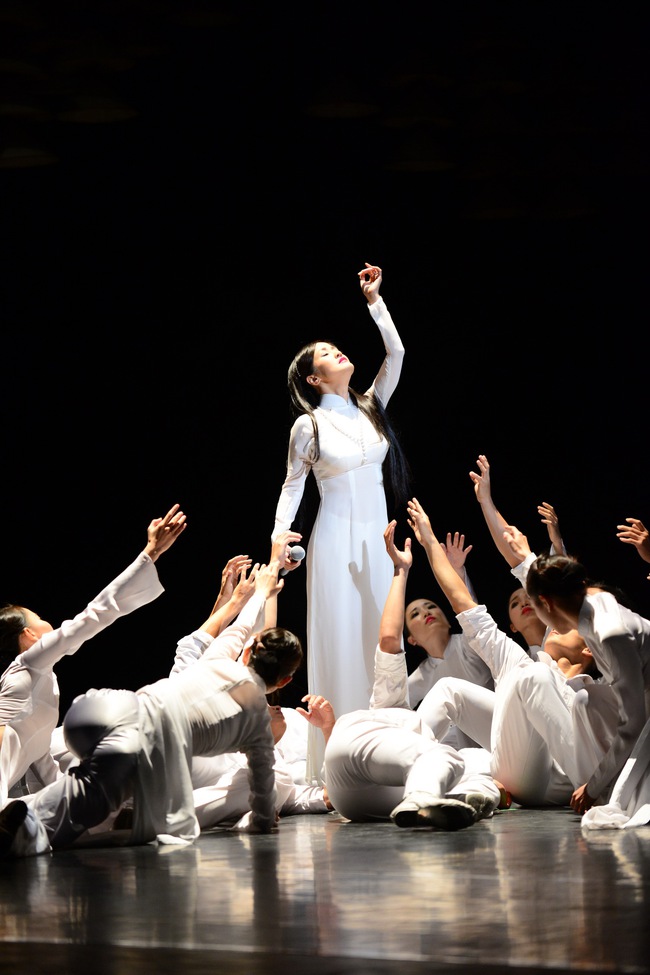 Hồng Nhung hát hai thứ tiếng Việt - Nhật trên sân khấu Nhật Bản - Ảnh 1.