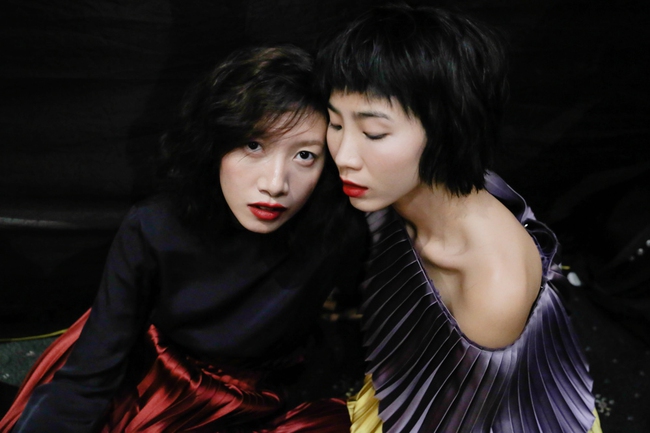 Những khoảnh khắc đẹp mê hồn bạn chỉ có thể bắt gặp tại các show thời trang Việt - Ảnh 5.