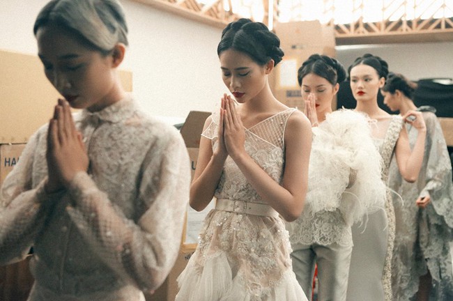 Những khoảnh khắc đẹp mê hồn bạn chỉ có thể bắt gặp tại các show thời trang Việt - Ảnh 24.