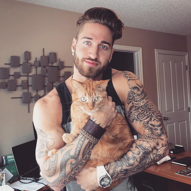 Trai đẹp này đã gây sốt Instagram vì tập thể dục cùng... mèo cưng! - Ảnh 1.