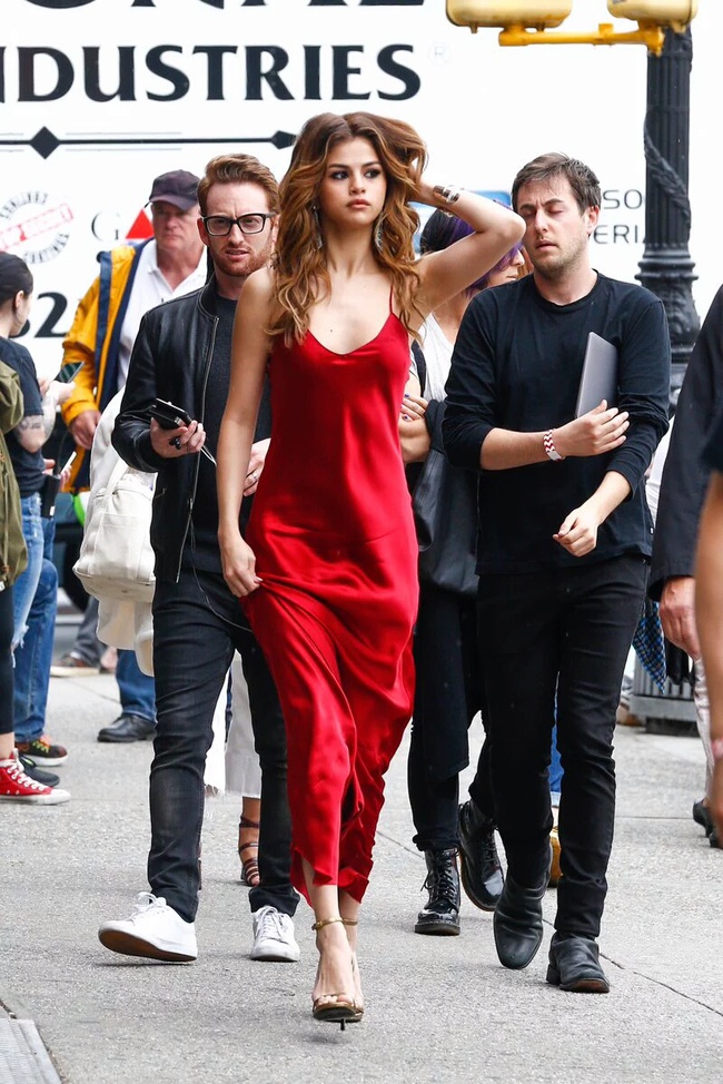Vẻ đẹp sang chảnh đầy quyến rũ tr&ecirc;n phố của Selena Gomez - Ảnh 7.