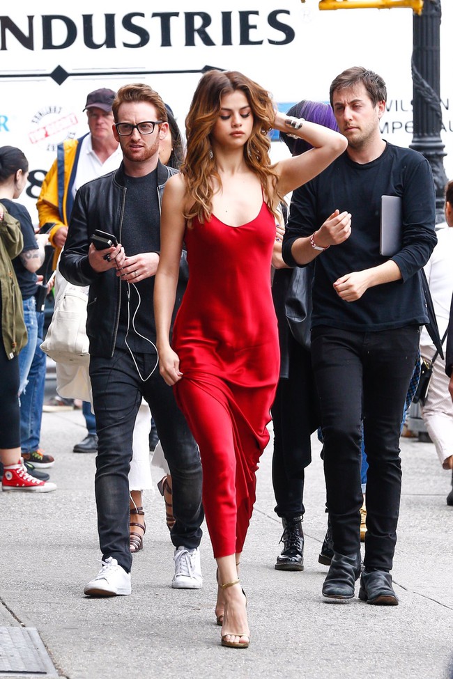 Vẻ đẹp sang chảnh đầy quyến rũ tr&ecirc;n phố của Selena Gomez - Ảnh 4.