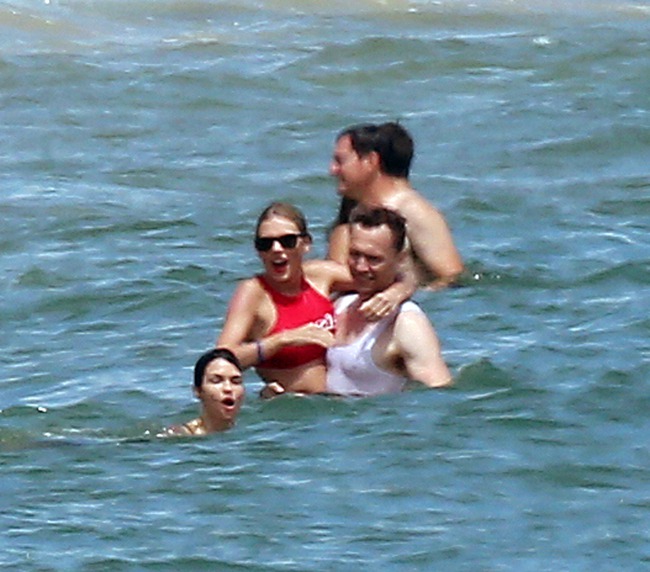 Taylor Swift v&agrave; Tom Hiddleston &ocirc;m nhau tắm biển mặc nghi vấn diễn kịch - Ảnh 4.