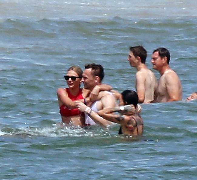 Taylor Swift v&agrave; Tom Hiddleston &ocirc;m nhau tắm biển mặc nghi vấn diễn kịch - Ảnh 5.