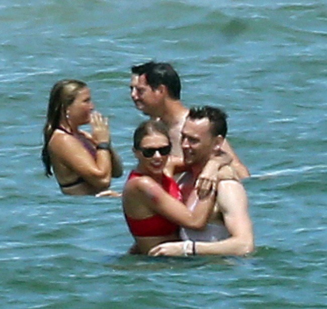 Taylor Swift v&agrave; Tom Hiddleston &ocirc;m nhau tắm biển mặc nghi vấn diễn kịch - Ảnh 6.