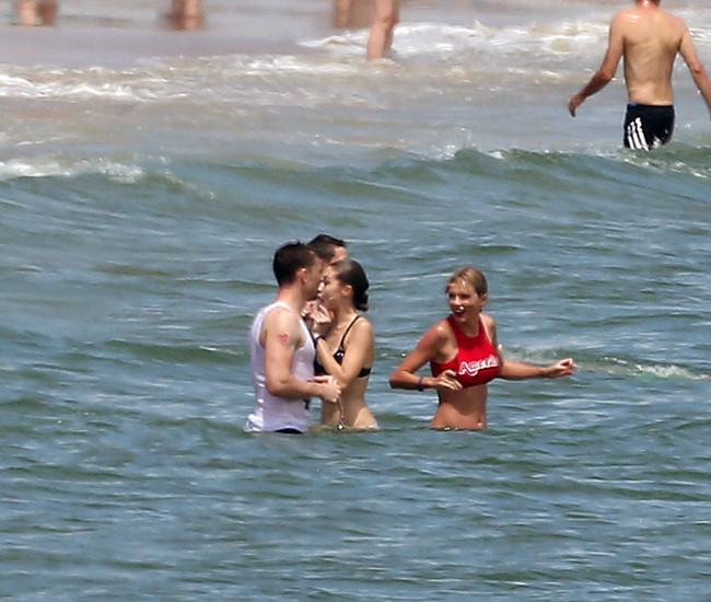 Taylor Swift v&agrave; Tom Hiddleston &ocirc;m nhau tắm biển mặc nghi vấn diễn kịch - Ảnh 7.