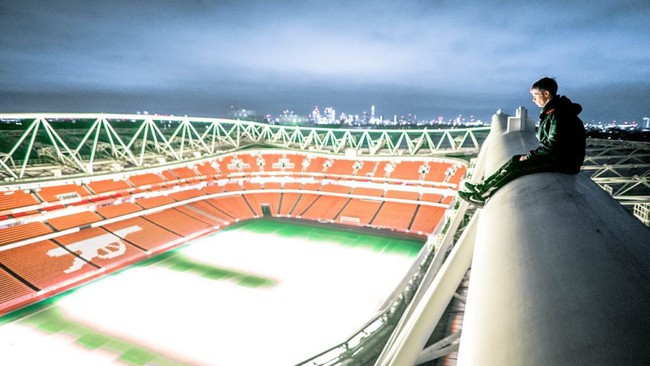 Hết hồn với cảnh hai thanh niên đột nhập, trèo lên mái vòm sân Emirates của Arsenal - Ảnh 1.