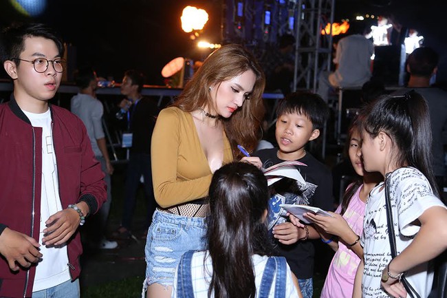 Sơn T&ugrave;ng nổi bật với c&acirc;y đen, Hương Giang Idol n&oacute;ng bỏng trong đ&ecirc;m nhạc - Ảnh 10.