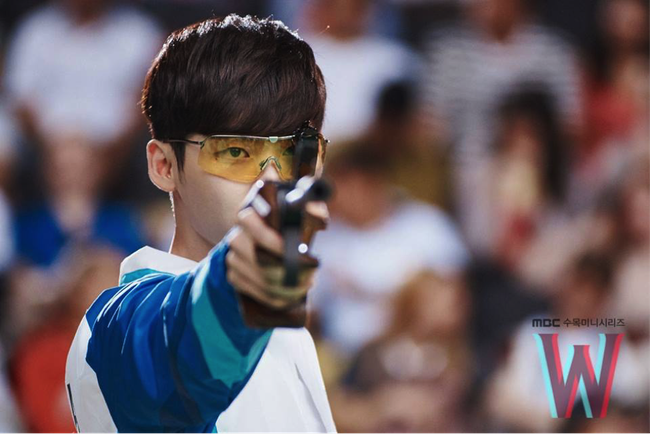 Thiện xạ điển trai Lee Jong Suk cực ngầu trong siêu phẩm hè “W” - Ảnh 3.