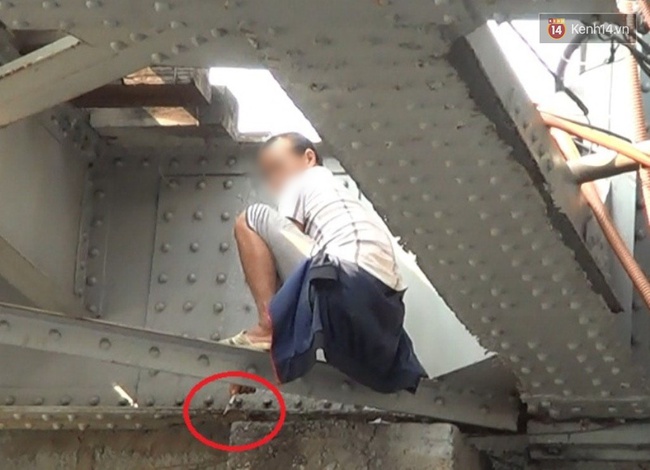 H&agrave; Nội: H&atilde;i h&ugrave;ng cảnh những con nghiện ti&ecirc;m ch&iacute;ch giữa ban ng&agrave;y ở cầu Long Bi&ecirc;n - Ảnh 6.