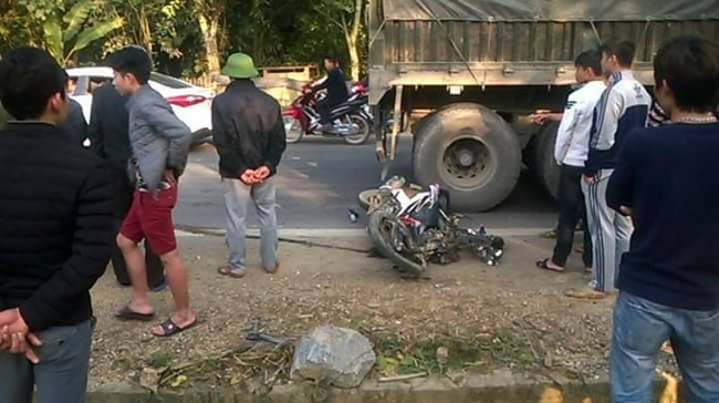 Tuyên Quang: Hai vợ chồng đi xe máy ngược chiều bị ô tô đâm tử vong - Ảnh 2.