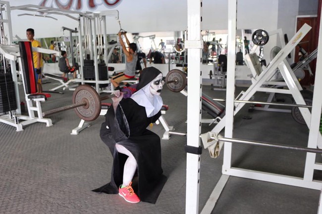 Theo chân hot girl phòng vé Valak đi tập gym - Ảnh 6.