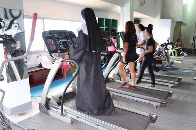 Theo chân hot girl phòng vé Valak đi tập gym - Ảnh 4.