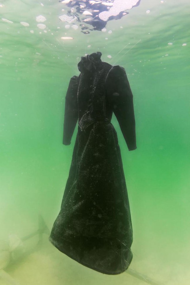Chiếc váy bị ngâm dưới Biển Chết, 2 năm sau nó bỗng trở thành tuyệt tác pha lê lấp lánh - Ảnh 1.