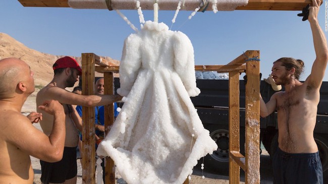 Chiếc váy bị ngâm dưới Biển Chết, 2 năm sau nó bỗng trở thành tuyệt tác pha lê lấp lánh - Ảnh 5.