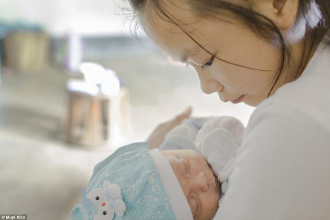 M&aacute;i ấm của những cặp bố mẹ mặt b&uacute;ng ra sữa ở Trung Quốc - Ảnh 13.