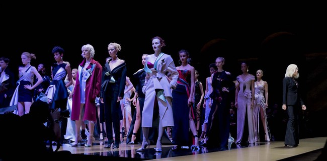 Haute Couture m&ugrave;a n&agrave;y l&agrave; một bữa tiệc thị gi&aacute;c cho đ&ocirc;i mắt của bạn - Ảnh 9.