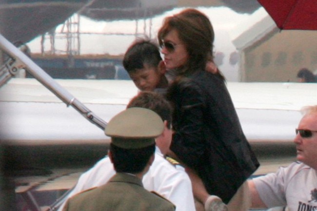 Rộ tin mẹ ruột của Pax Thiên muốn Angelina Jolie trả lại con - Ảnh 2.