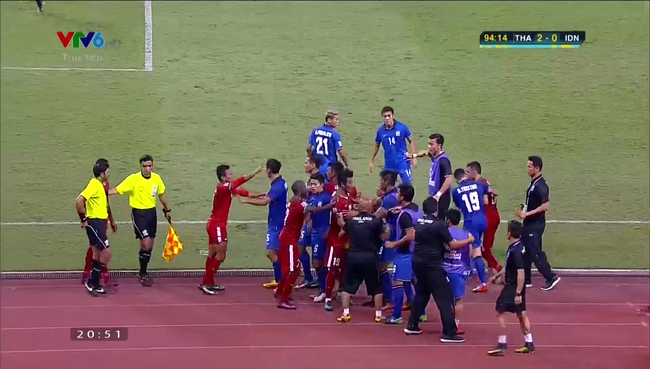 Cầu thủ Indonesia nhận thẻ đỏ, suýt bị đánh vì hành vi xấu xí - Ảnh 3.