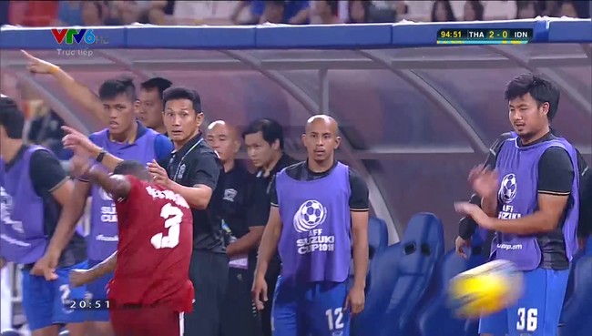 Cầu thủ Indonesia nhận thẻ đỏ, suýt bị đánh vì hành vi xấu xí - Ảnh 2.