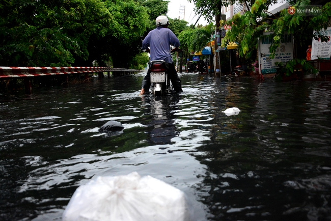 Nhiều tuyến đường ở Sài Gòn ngập nặng sau cơn mưa lớn - Ảnh 14.