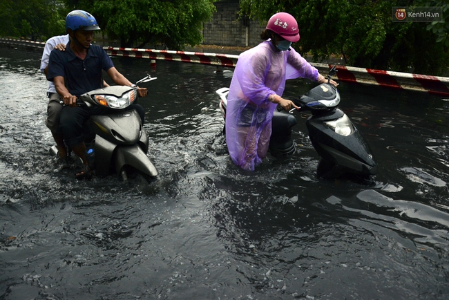 Nhiều tuyến đường ở Sài Gòn ngập nặng sau cơn mưa lớn - Ảnh 15.