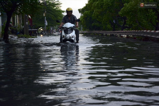 Nhiều tuyến đường ở Sài Gòn ngập nặng sau cơn mưa lớn - Ảnh 16.