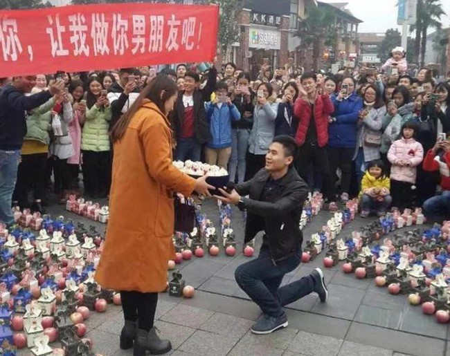M&agrave;n tỏ t&igrave;nh si&ecirc;u độc đ&aacute;o của ch&agrave;ng trai xếp h&agrave;ng trăm quả t&aacute;o th&agrave;nh tr&aacute;i tim giữa s&acirc;n trường - Ảnh 3.