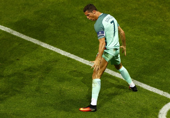 Ronaldo bùng nổ sau khi thay áo giữa giờ nghỉ - Ảnh 2.