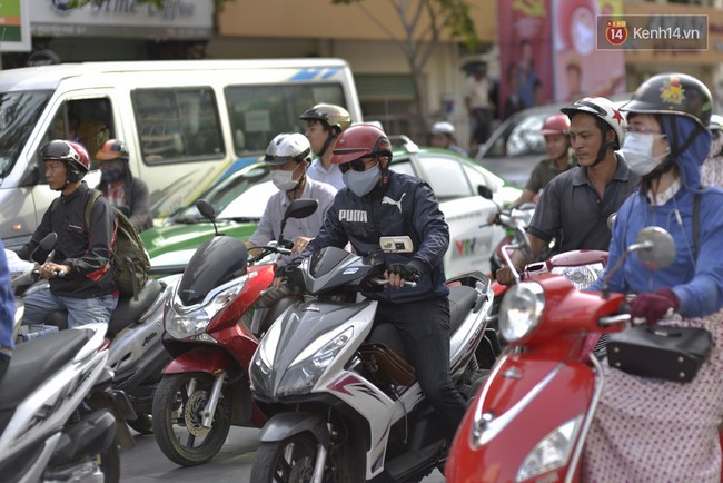 Đến lúc cánh mày râu cũng phải chào thua với cái nóng phát điên của Sài Gòn - Ảnh 1.