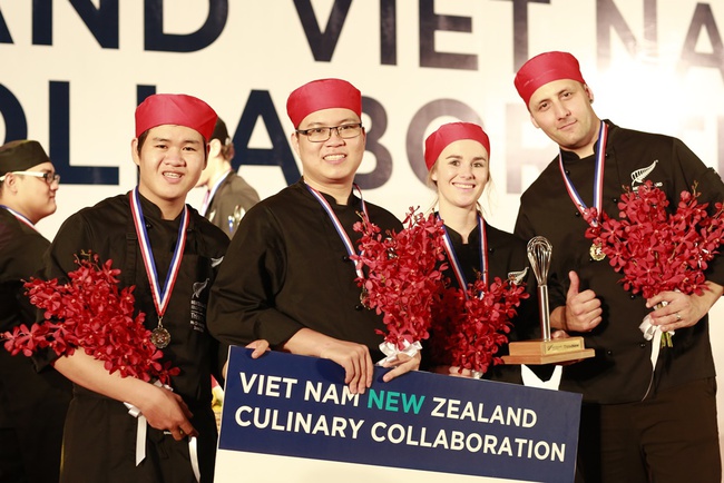SV Việt Nam v&agrave; New Zealand c&ugrave;ng nấu bữa tối thiết đ&atilde;i Bộ trưởng Bộ Gi&aacute;o dục New Zealand - Ảnh 10.