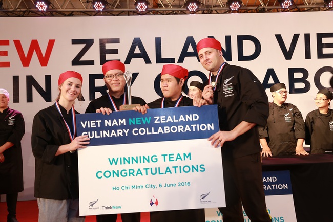SV Việt Nam v&agrave; New Zealand c&ugrave;ng nấu bữa tối thiết đ&atilde;i Bộ trưởng Bộ Gi&aacute;o dục New Zealand - Ảnh 11.