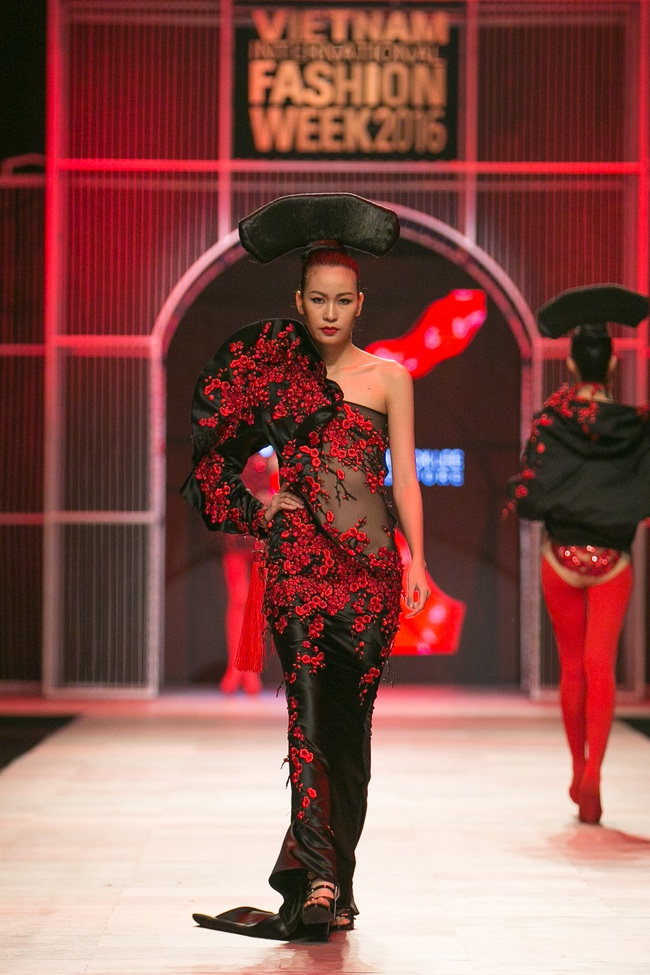 Hoa khôi Nam Em mở màn Tinh khôi - BST cuối cùng của Vietnam International Fashion Week - Ảnh 31.