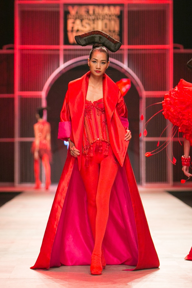 Hoa khôi Nam Em mở màn Tinh khôi - BST cuối cùng của Vietnam International Fashion Week - Ảnh 24.