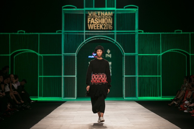 Hoa khôi Nam Em mở màn Tinh khôi - BST cuối cùng của Vietnam International Fashion Week - Ảnh 35.